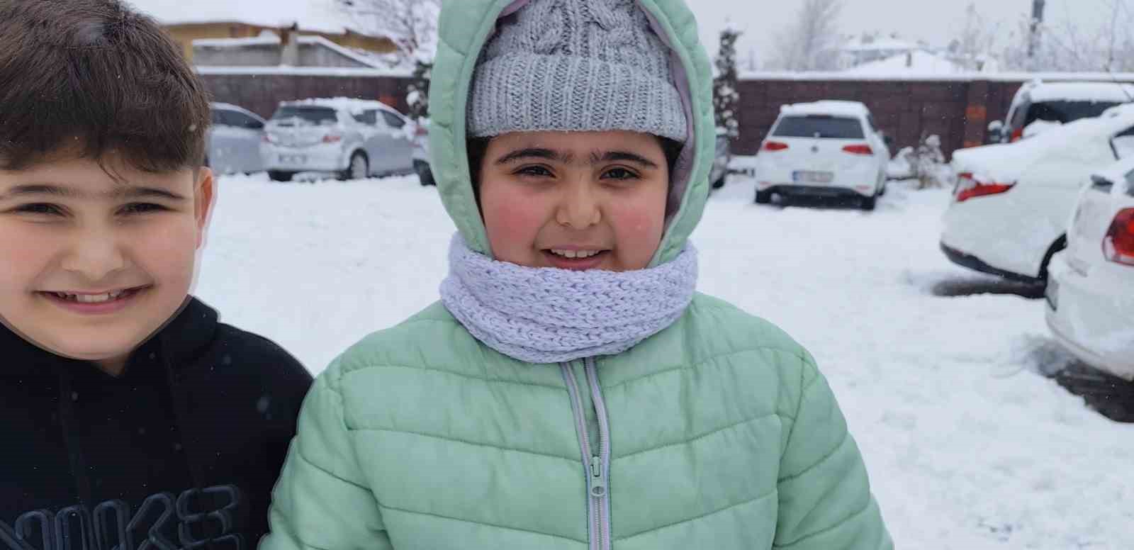 Erciş&rsquo;te vatandaşların kar sevinci
