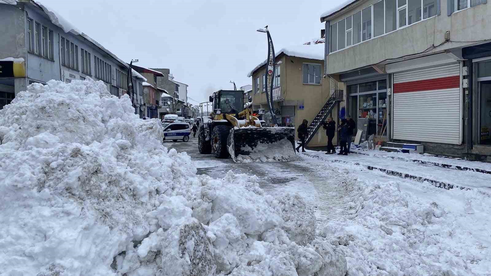 Karlıova&rsquo;da karla m&uuml;cadele &ccedil;alışmaları başladı
