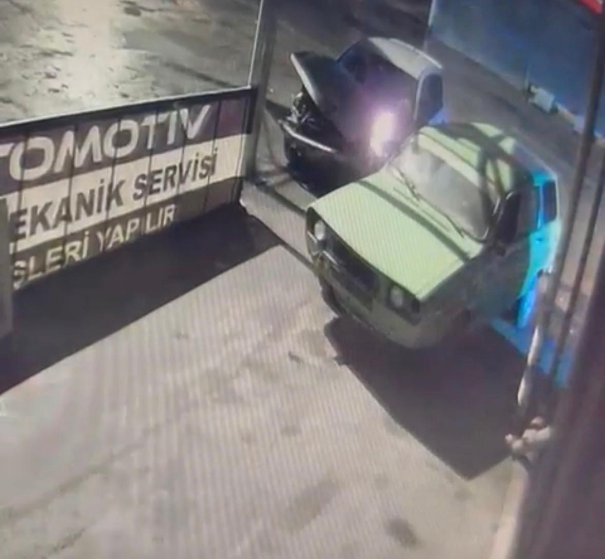 Bir g&uuml;n &ouml;nce oto sanayiye bırakılan kazalı otomobil alev aldı
