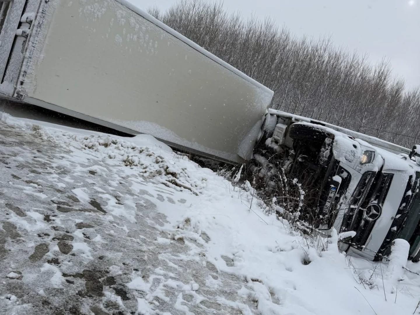 Kar yağışı kazayı beraberinde getirdi
