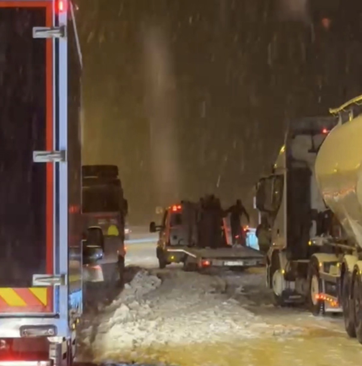 D&uuml;zce&rsquo;de ge&ccedil;iş g&uuml;zergahlarında tırlar makasladı, yollar kısmen kapandı
