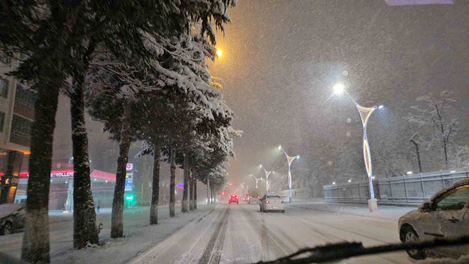 Tatvan&rsquo;da kar yağışı hayatı olumsuz etkiledi: 40 k&ouml;y ve 32 mezra yolu kapandı

