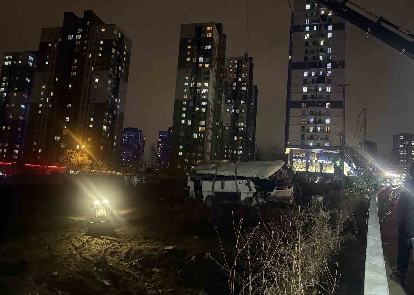 Esenyurt&rsquo;ta 4 kişinin &ouml;ld&uuml;ğ&uuml; kazaya karışan ara&ccedil; olay yerinden kaldırıldı
