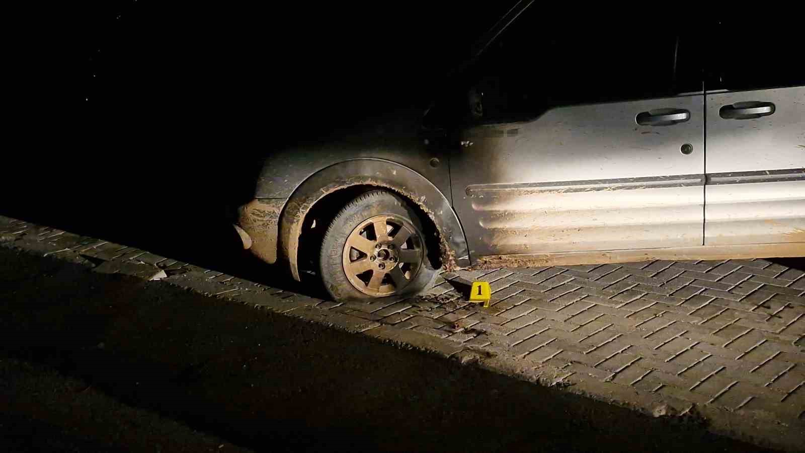 Park halindeki aracı benzin d&ouml;k&uuml;p ateşe verdi, alevler aracı sarmadan s&ouml;nd&uuml;r&uuml;ld&uuml;
