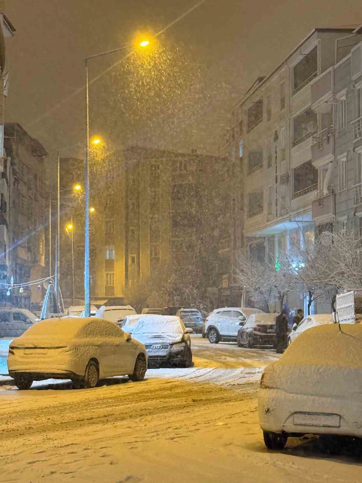Iğdır&rsquo;da kar yağışı şehir merkezini beyaza b&uuml;r&uuml;d&uuml;

