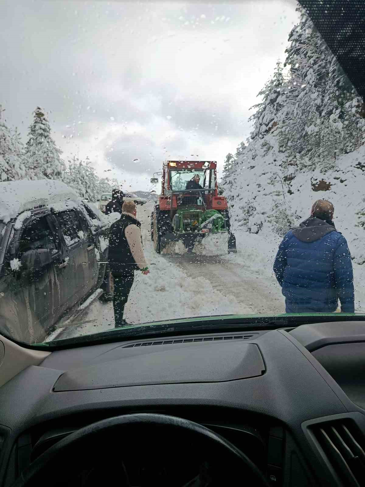 Karda mahsur kalan cenaze aracı i&ccedil;in seferber oldular
