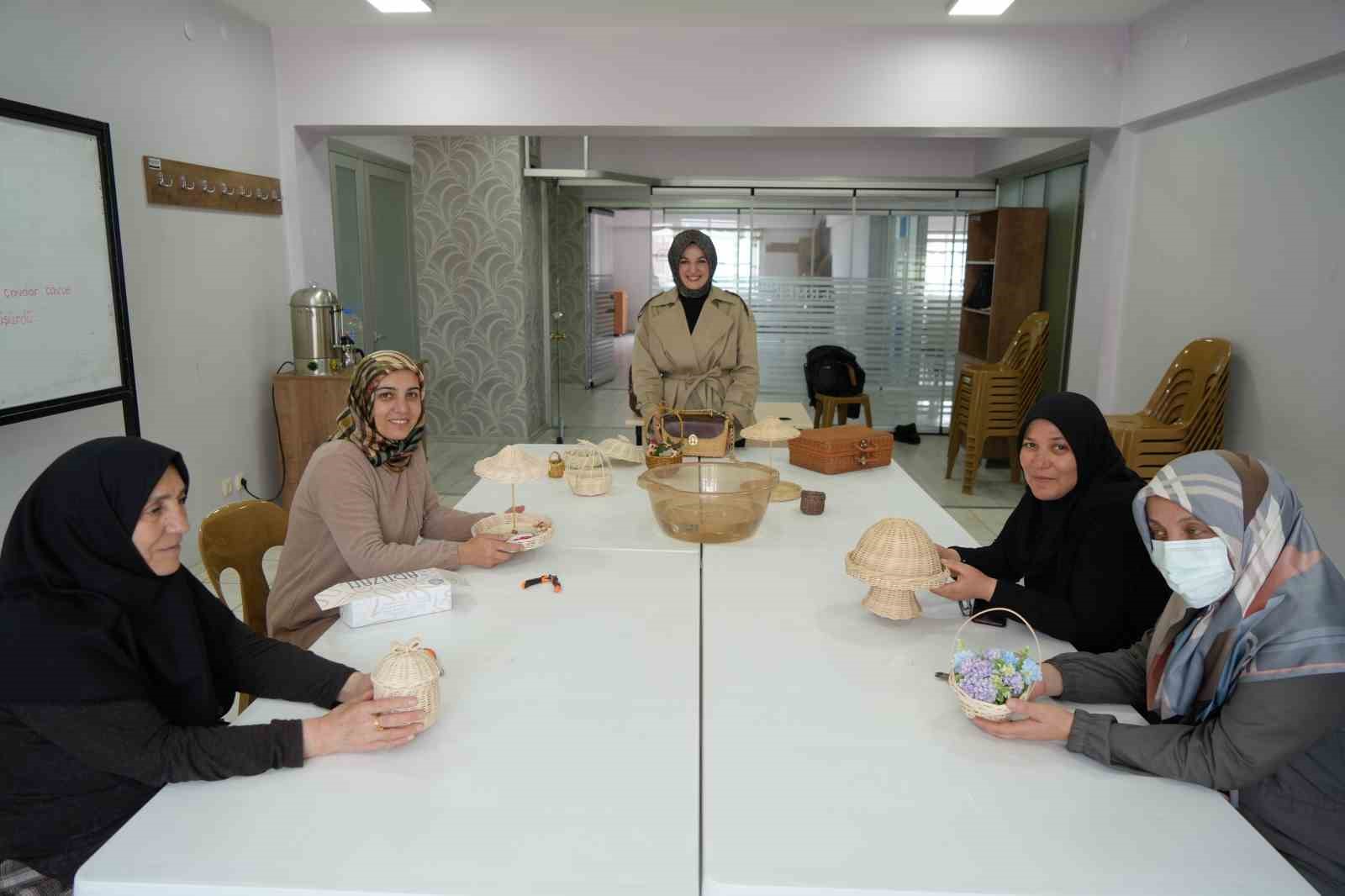 Kanser hastası kadınlar, umutlarını rattan objelere taşıdı
