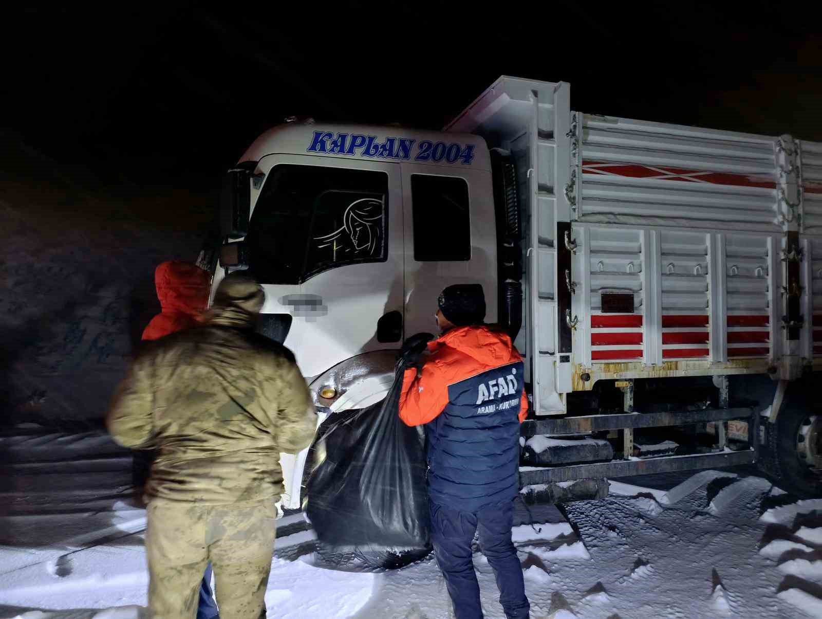 Tend&uuml;rek&rsquo;te tipi nedeniyle onlarca ara&ccedil; yolda kaldı
