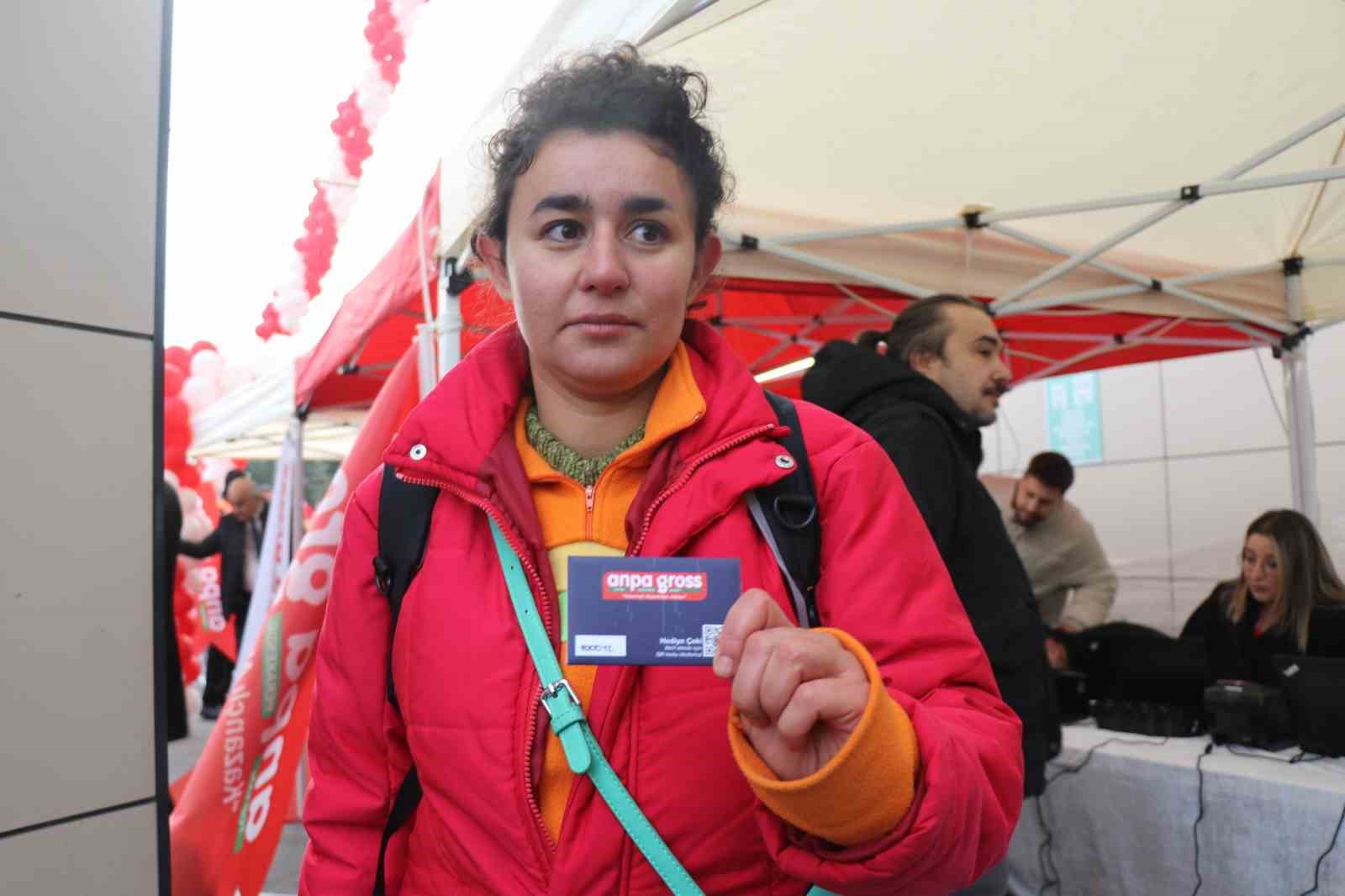 Denizli’de zincir marketin indirimli açılışı geceden sabaha kuyruk oluşturdu