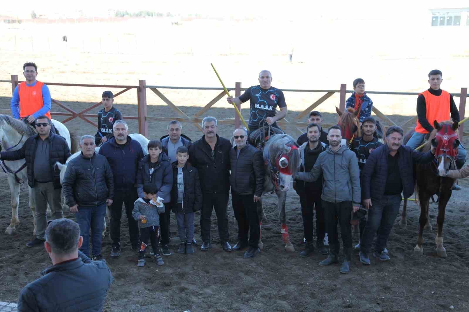 Malatya&rsquo;nın Yazıhan il&ccedil;esinde ata sporu atlı cirit yaşatılıyor
