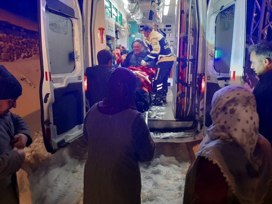 Ağrı&rsquo;da kar nedeniyle yolu kapanan k&ouml;yde mahsur kalan 71 yaşındaki hasta i&ccedil;in ekipler seferber oldu