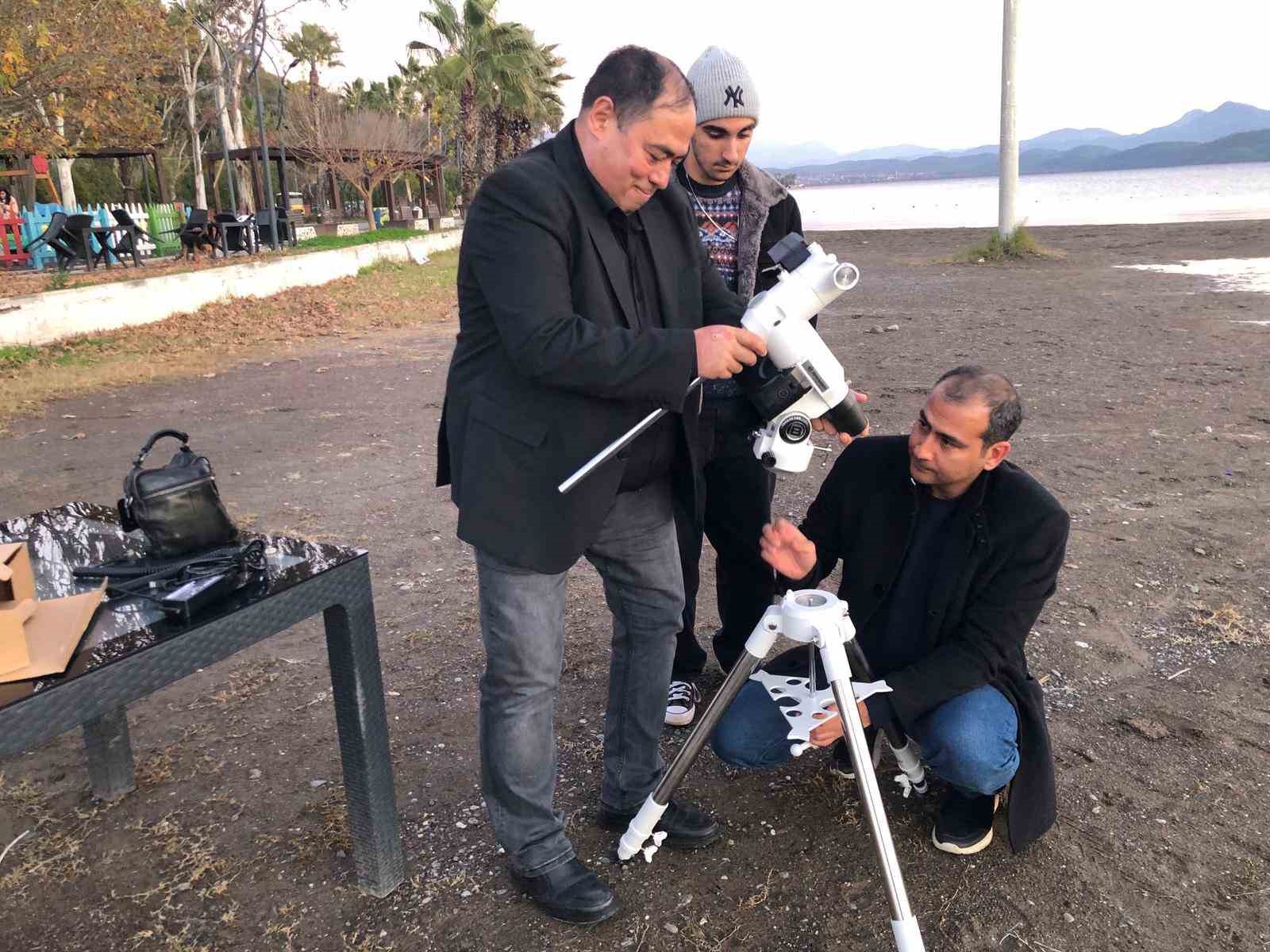 K&ouml;yceğiz&rsquo;de &ouml;ğrenciler Ay&rsquo;ı teleskopla inceledi
