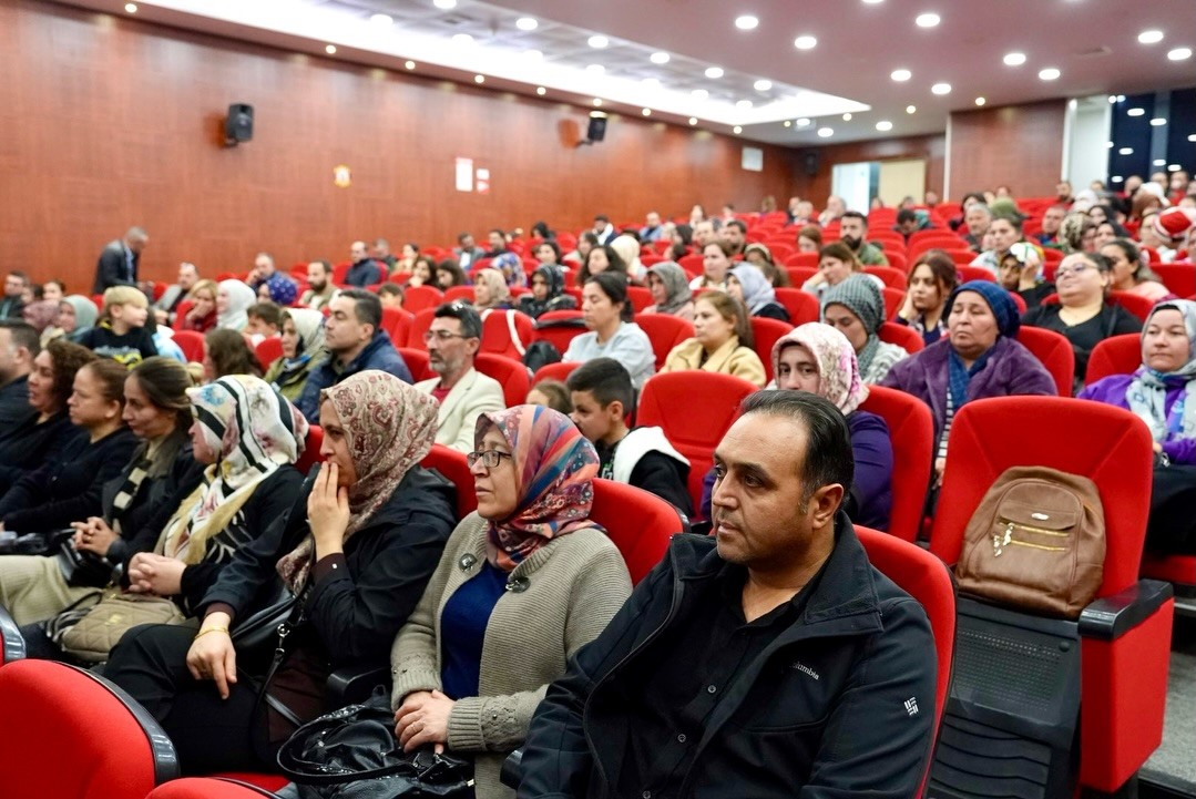 &Ouml;ğrenciler dışarıda, veliler sınavda
