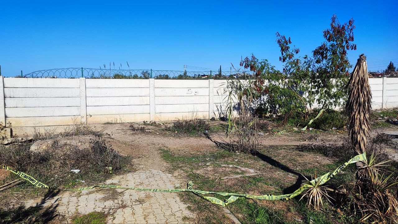 Adana&rsquo;da bir kadın yol kenarında &ouml;l&uuml; bulundu
