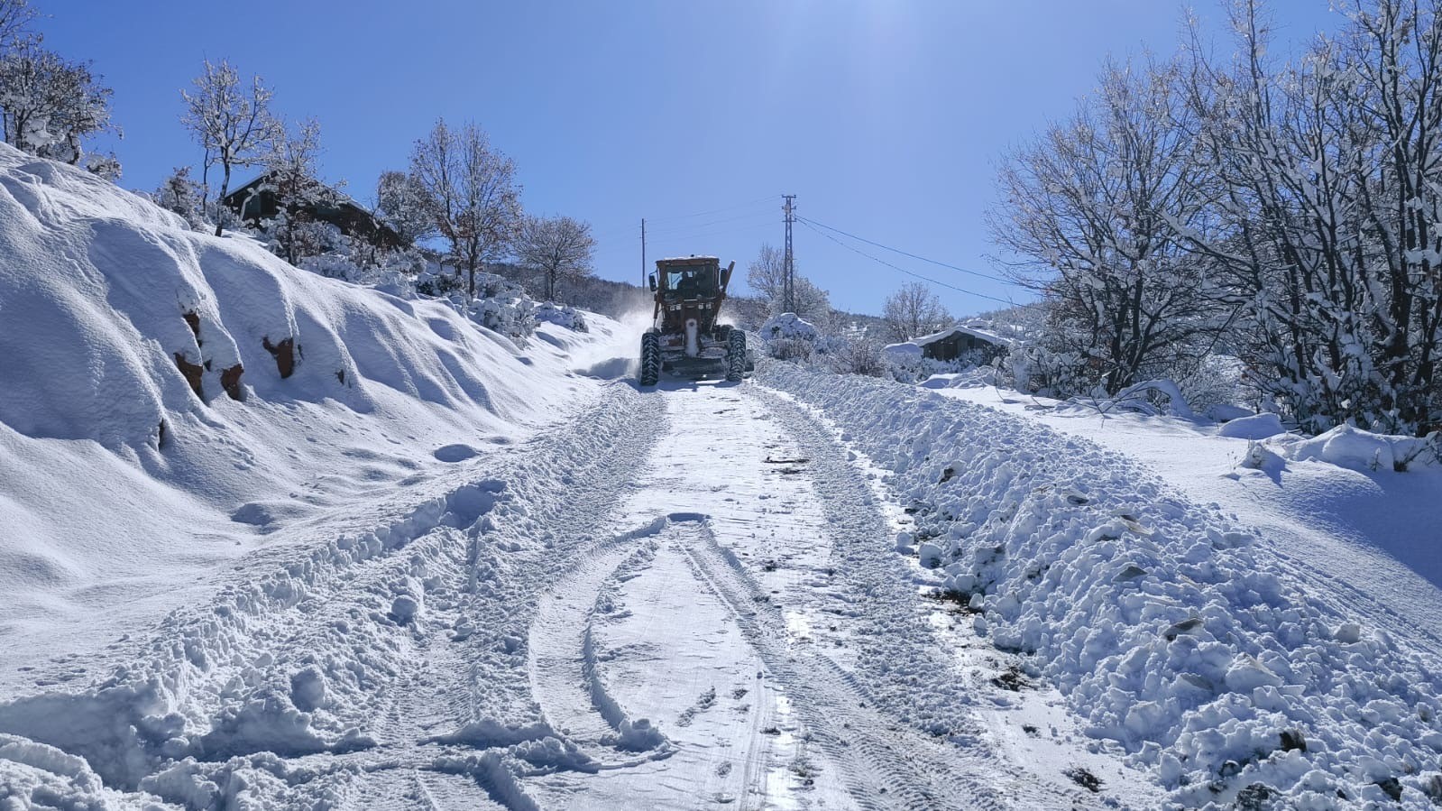Bing&ouml;l&rsquo;de kapanan k&ouml;y yollarında &ccedil;alışmalar aralıksız s&uuml;r&uuml;yor
