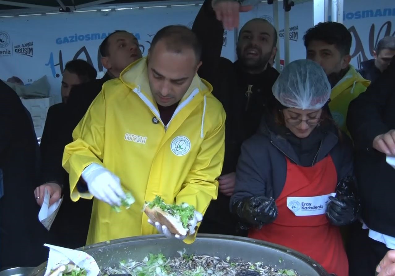 Gaziosmanpaşa&rsquo;da Karadeniz r&uuml;zgarı: Festivalde 10 ton hamsi ikram edildi
