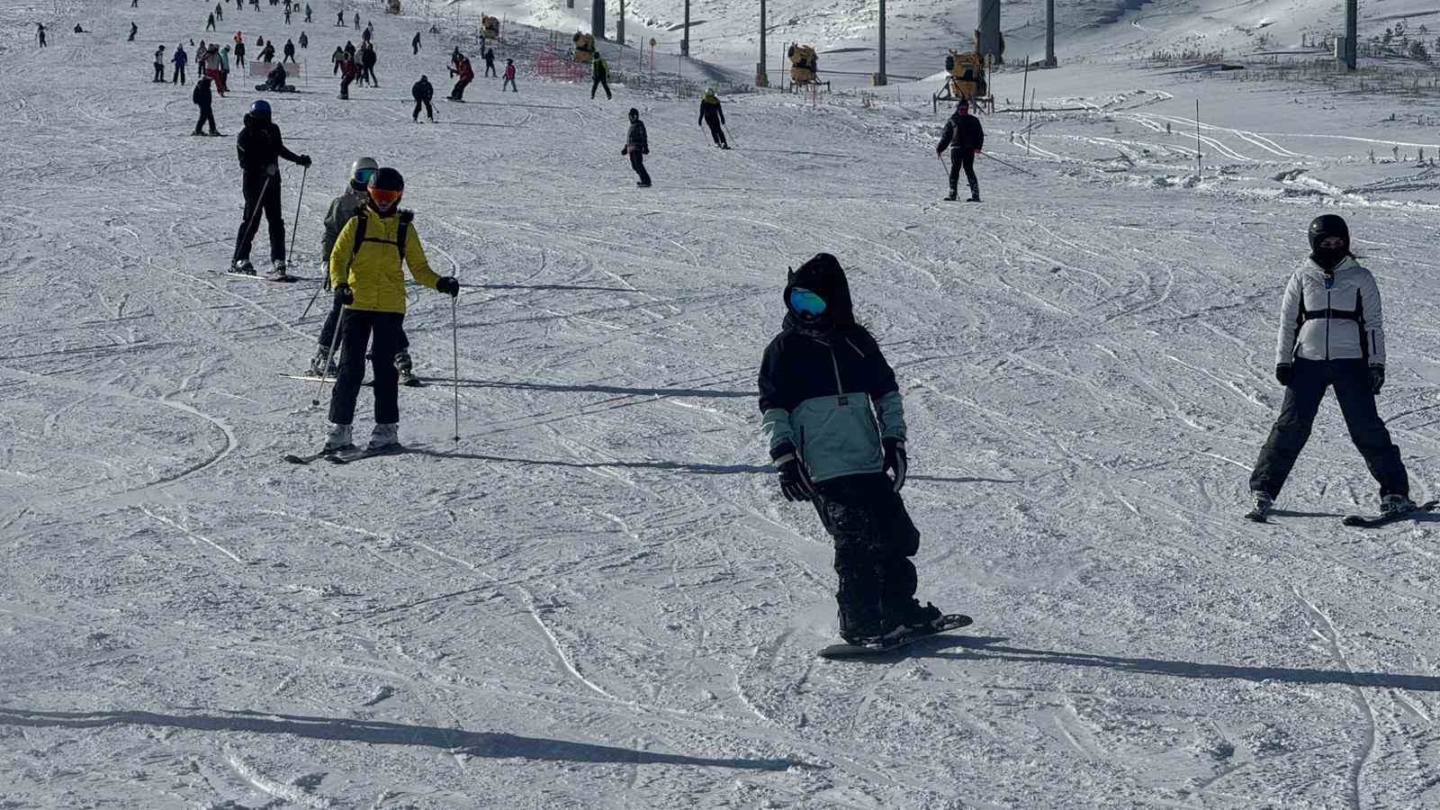 Erciyes&rsquo;te hafta sonu pistler kayak severlerle doldu
