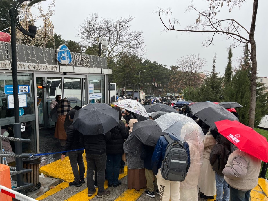 Akın akın Uludağ'a geliyorlar, y&uuml;zlerce metre teleferik kuyruğu havadan g&ouml;r&uuml;nt&uuml;lendi