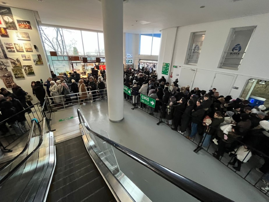 Akın akın Uludağ'a geliyorlar, y&uuml;zlerce metre teleferik kuyruğu havadan g&ouml;r&uuml;nt&uuml;lendi