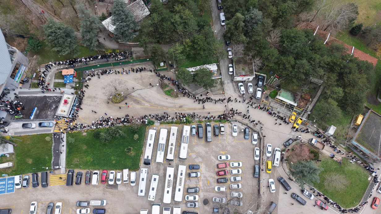 Akın akın Uludağ'a geliyorlar, y&uuml;zlerce metre teleferik kuyruğu havadan g&ouml;r&uuml;nt&uuml;lendi