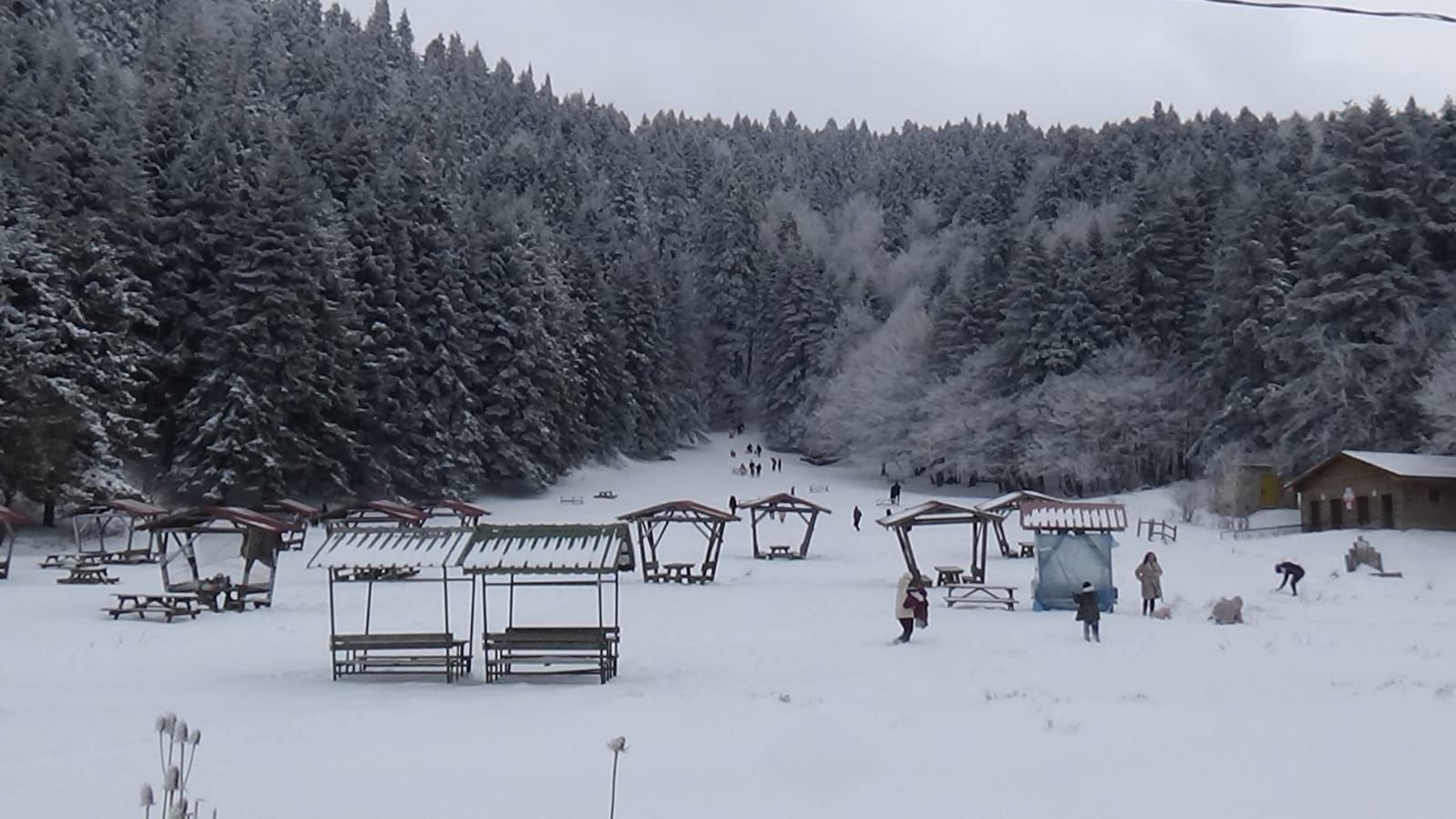 Abant&rsquo;ta şambrel eğlencesi: Kayak pistine &ccedil;evirdiler
