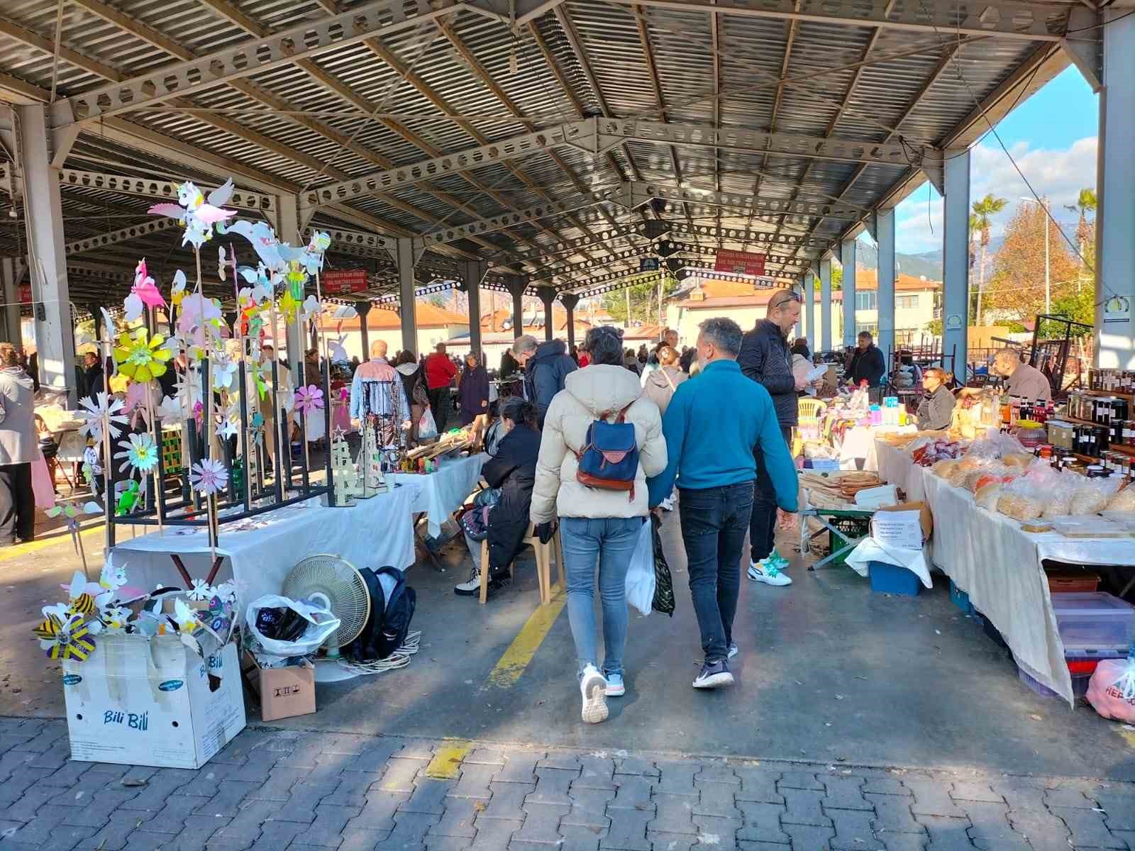 Köyceğiz’de yılbaşı pazarı kuruldu