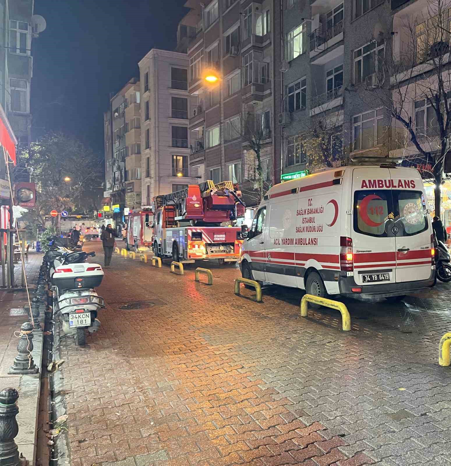 Fatih’te otoparkta çıkan yangın binaya sıçradı: O anlar kamerada