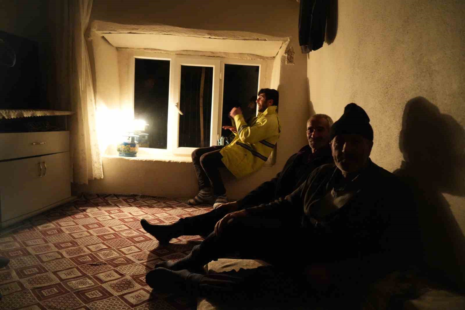 Muş&rsquo;ta 10 k&ouml;y ve 24 mezra karanlıkta kaldı
