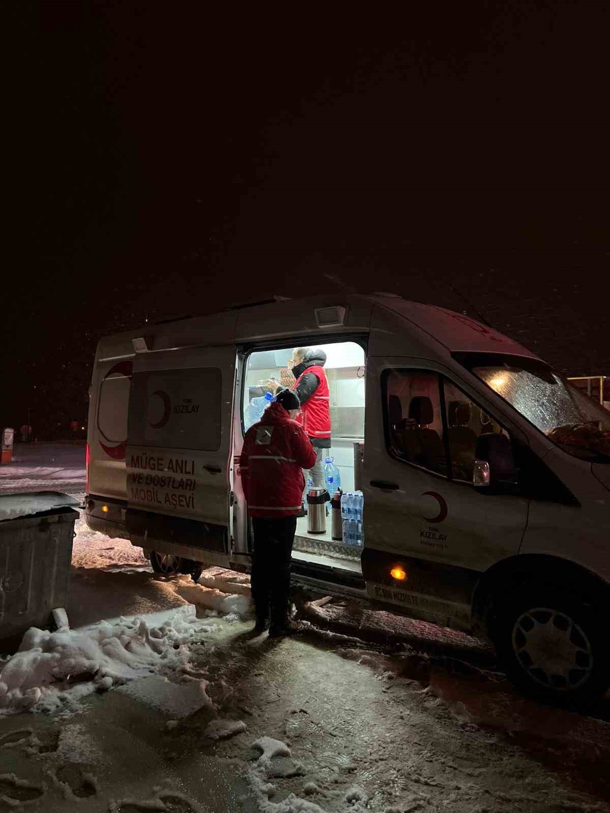 Kar sebebiyle kapanan yolda ekiplerden vatandaşlara sıcak i&ccedil;ecek ikramı
