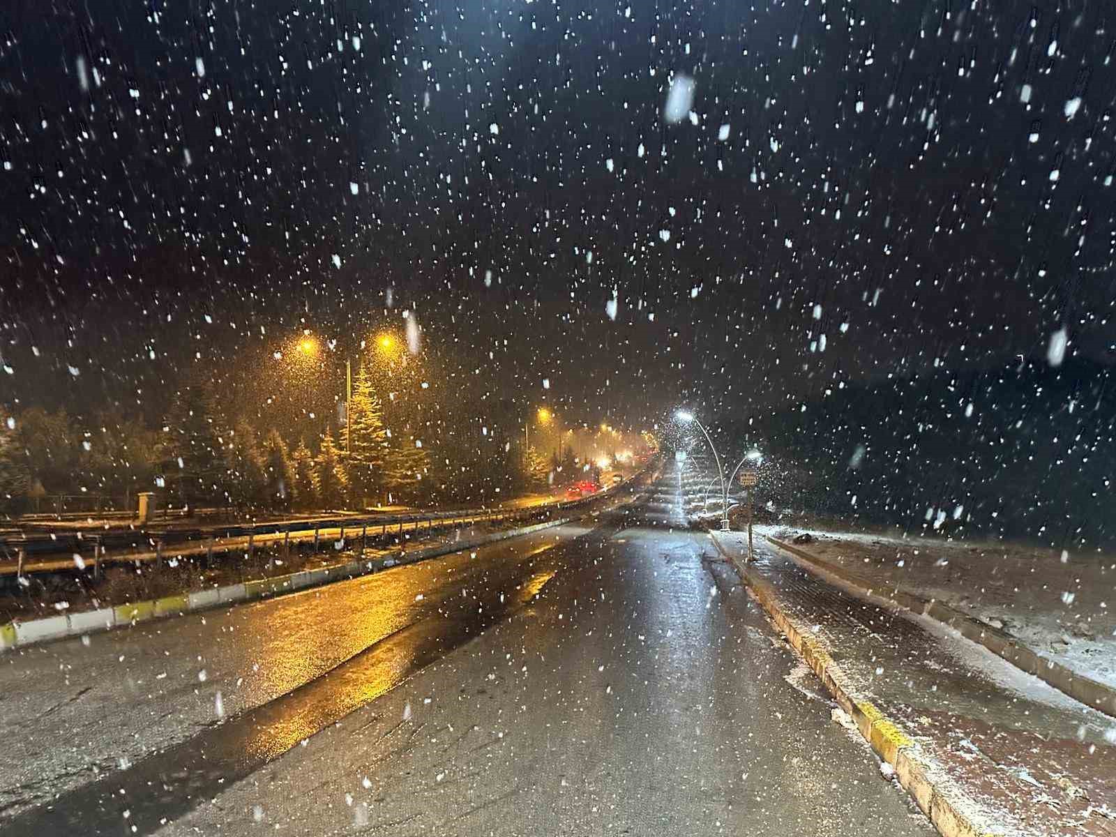Uşak&rsquo;ta mevsimin ilk karı yağdı: Beyaza b&uuml;r&uuml;nen kent b&ouml;yle g&ouml;r&uuml;nt&uuml;lendi
