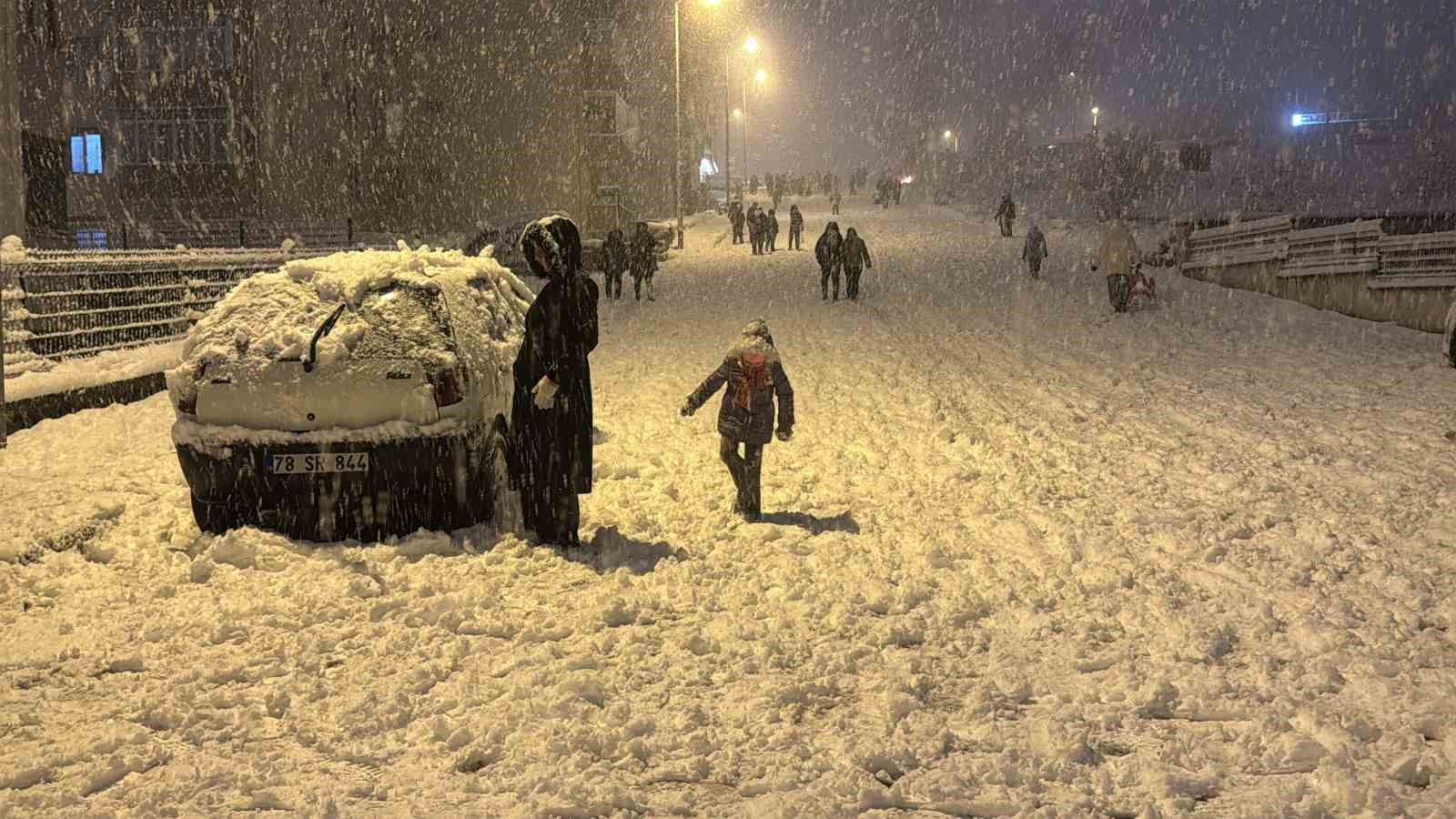 Karab&uuml;k&rsquo;te kar &ccedil;ilesi ve eğlence bir arada
