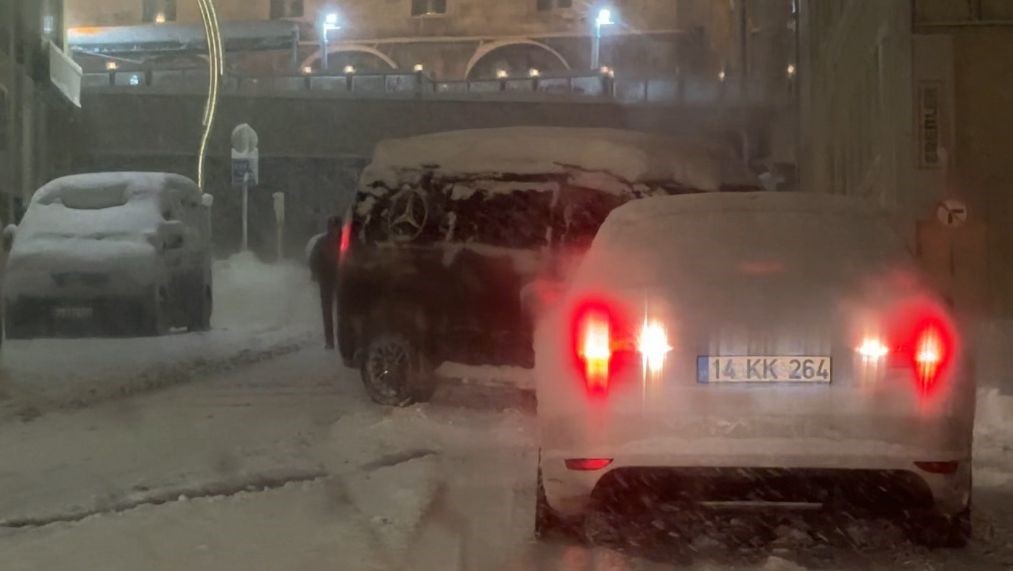 Bolu&rsquo;da kar kalınlığı 30 santimetreyi aştı, onlarca ara&ccedil; rampalarda yolda kaldı
