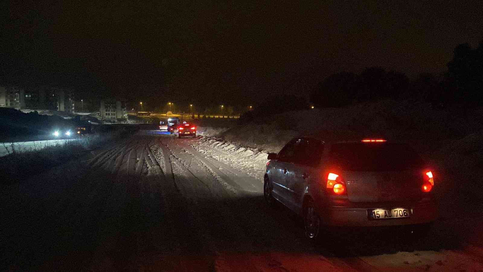 Burdur&rsquo;da kar yağışı nedeniyle bir&ccedil;ok ara&ccedil; yola kaldı

