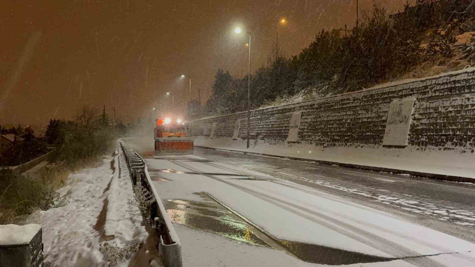 Kayseri&rsquo;de gece saatlerinde başlayan kar yağışı kenti beyaza b&uuml;r&uuml;d&uuml;
