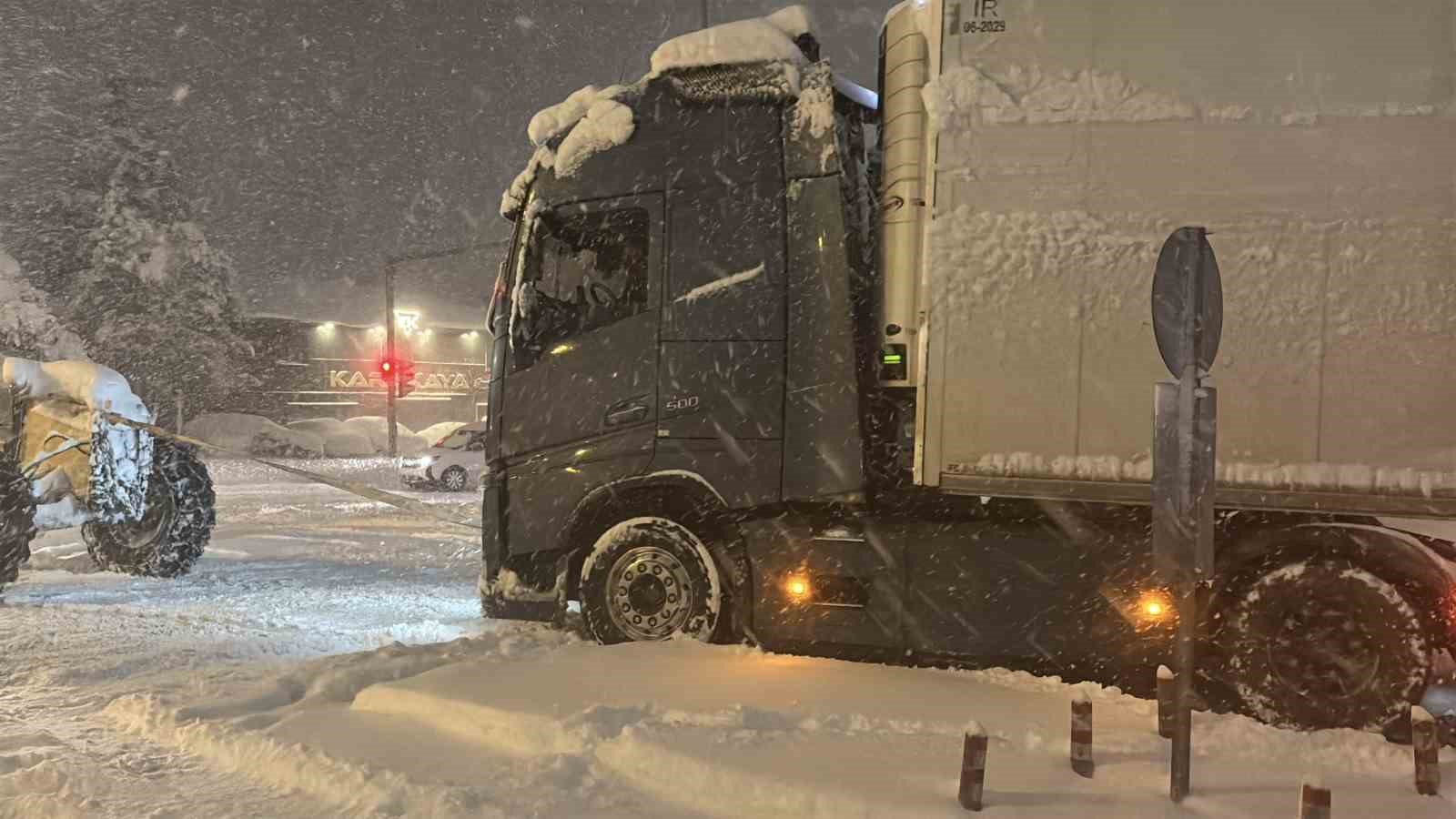 TEM Otoyolu&rsquo;nun Bolu ge&ccedil;işi Ankara istikametinde 3 tırın yolu kapatması sonucu ulaşım durdu

