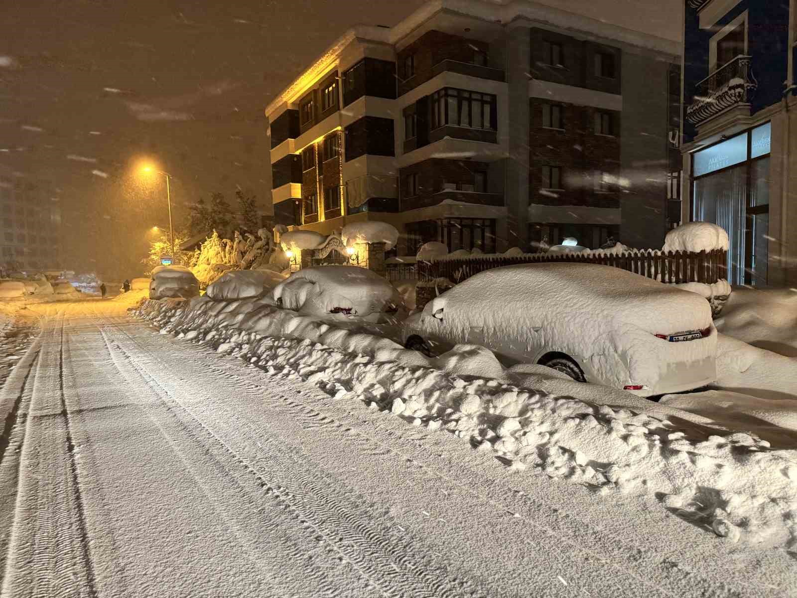 Safranbolu&rsquo;da ara&ccedil;lar kar altında adeta kayboldu
