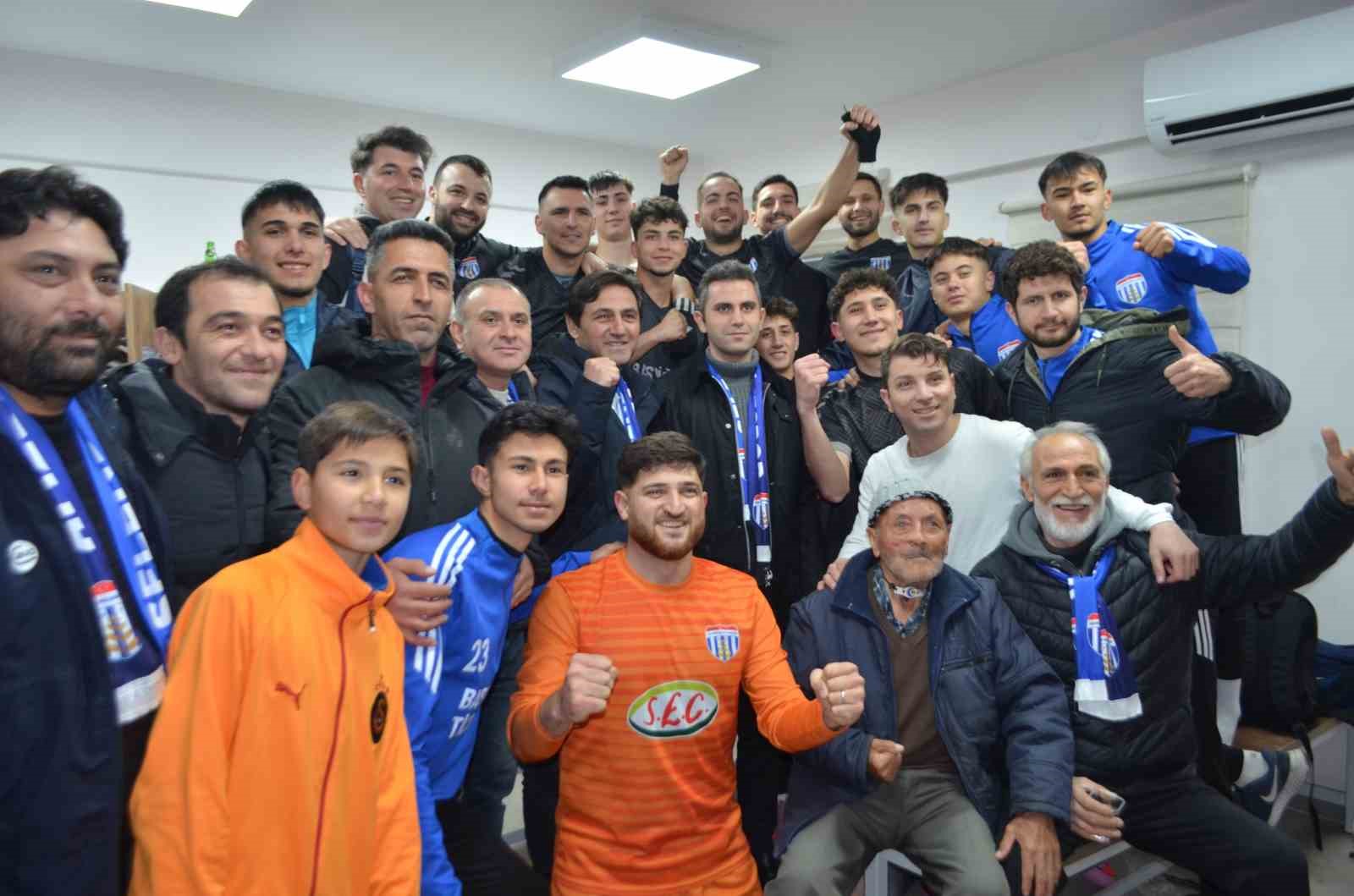 Selendi Belediyespor liderliğe y&uuml;kseldi
