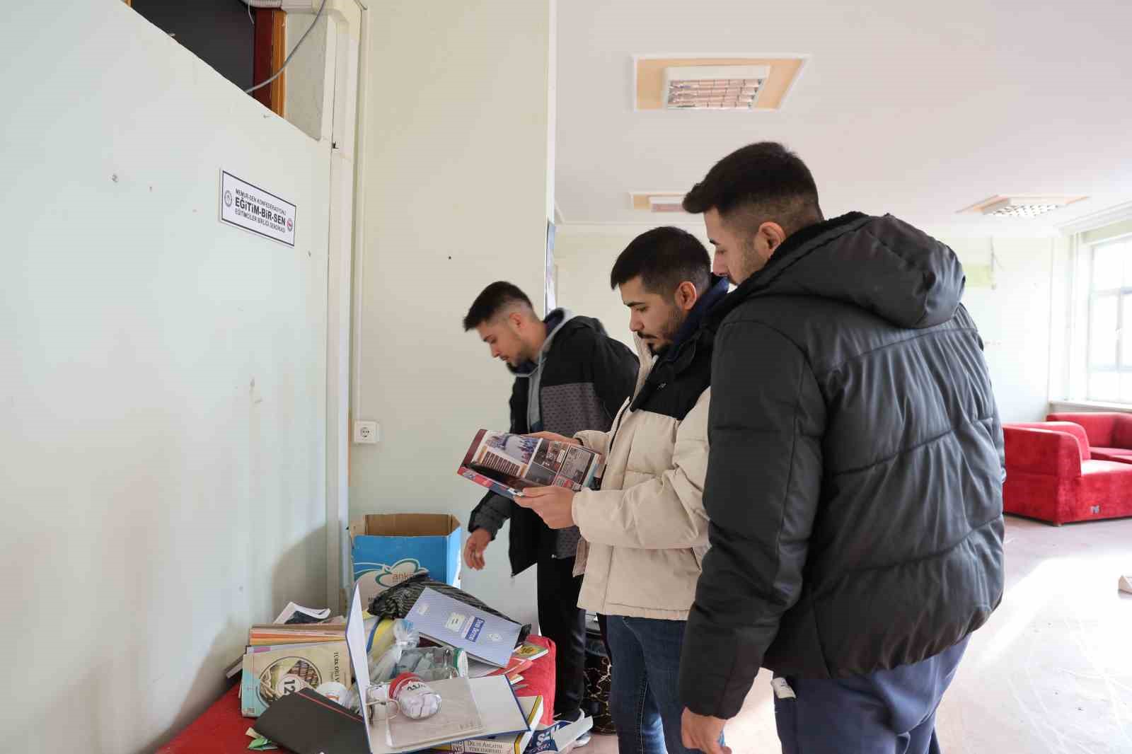 Yarım asırlık okulda yıkım &ccedil;alışmaları başladı: Mezunlar son kez h&uuml;z&uuml;nle gezdi
