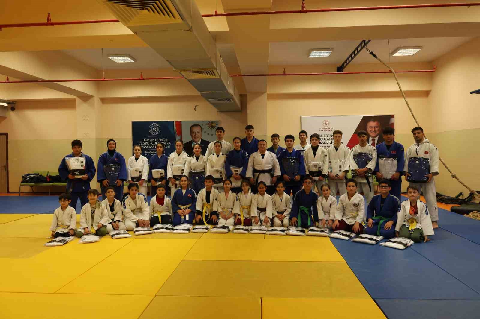 Bilecik’te judoculara moral veren antrenman