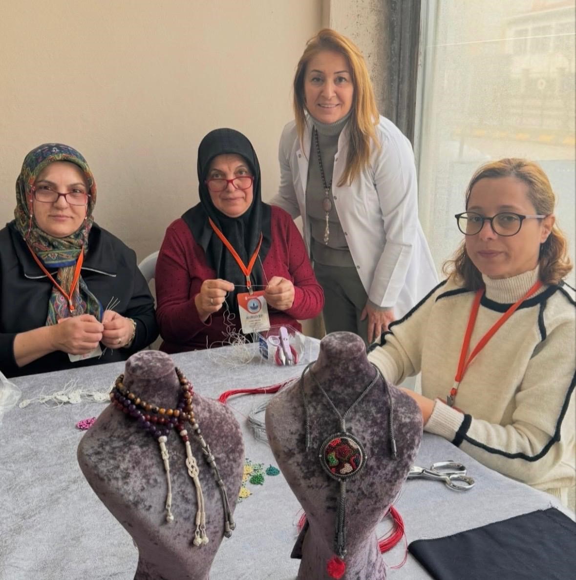 Annesi i&ccedil;in bekledi, &uuml;niversite hayalini 53 yaşında ger&ccedil;ekleştirdi
