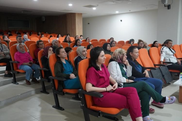 Bilecik&rsquo;te sağlık&ccedil;ılara &rsquo;Kalp Masajı ve Hayat Kurtarma Eğitimi&rsquo; verildi
