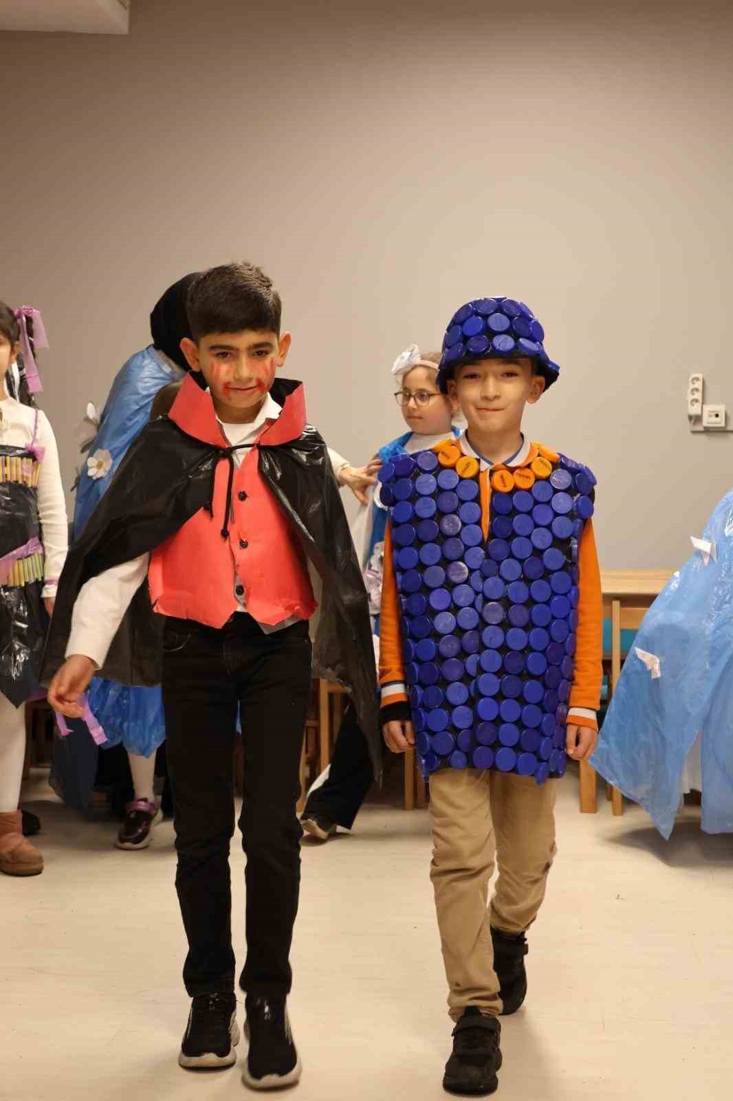 &Uuml;mraniye Belediyesi&rsquo;nden &ccedil;evre dostu moda defilesi: Atıklardan geri d&ouml;n&uuml;ş&uuml;m şıklığı
