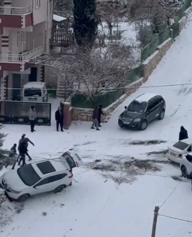 Kayan ara&ccedil; park halindeki aracı devirdi: O anlar kamerada
