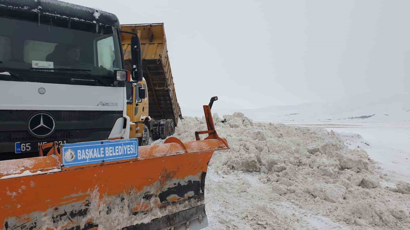 Başkale&rsquo;de kış sert ge&ccedil;iyor, kar yığınları kamyonlarla il&ccedil;e dışına taşınıyor
