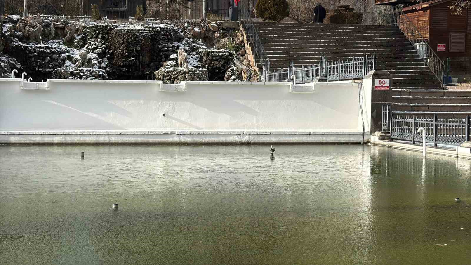 Hava sıcaklıklarının d&uuml;şt&uuml;ğ&uuml; Afyonkarahisar buz kesti
