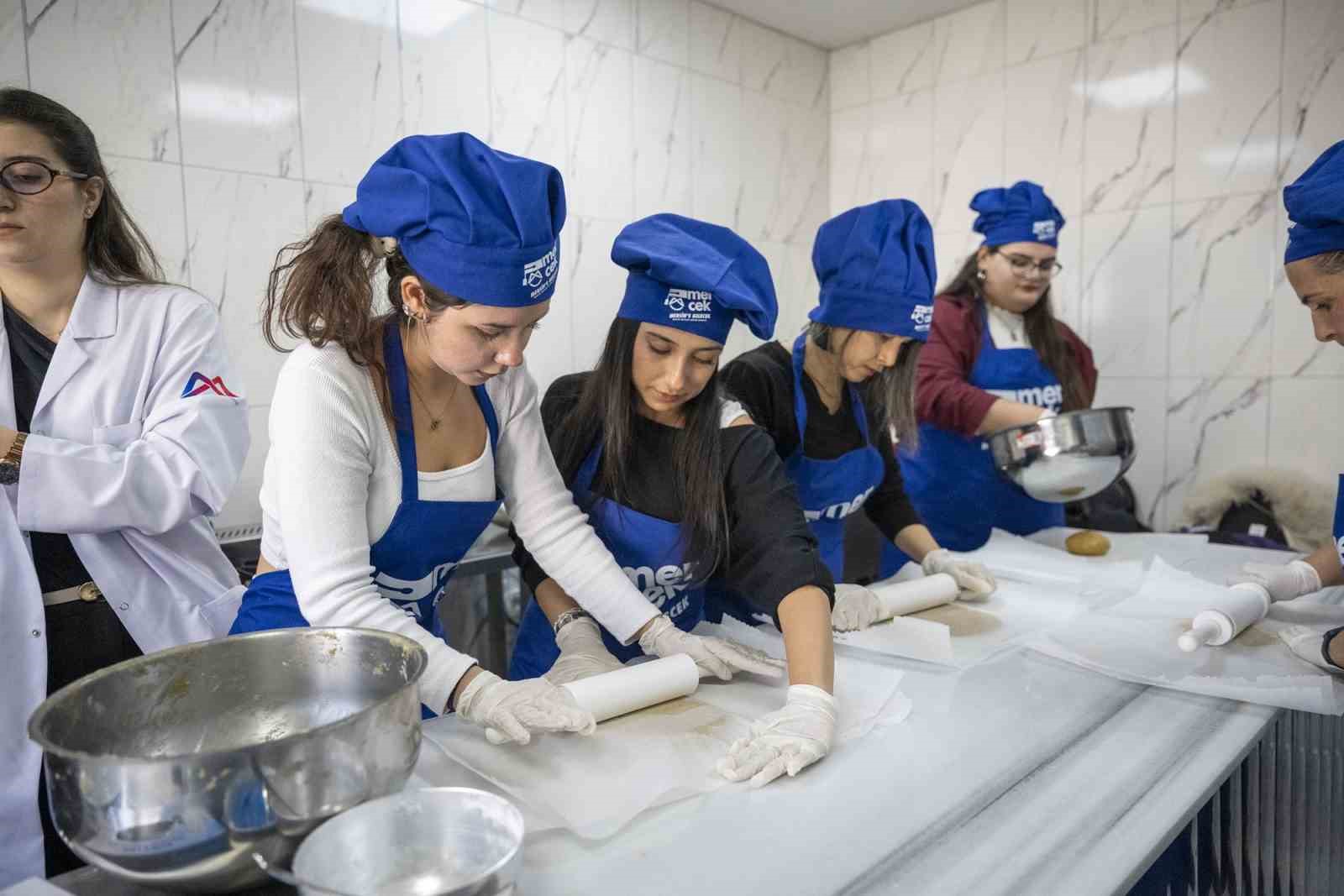 MERCEK&rsquo;te yeni yıl coşkusu renkli at&ouml;lyelerle yaşandı
