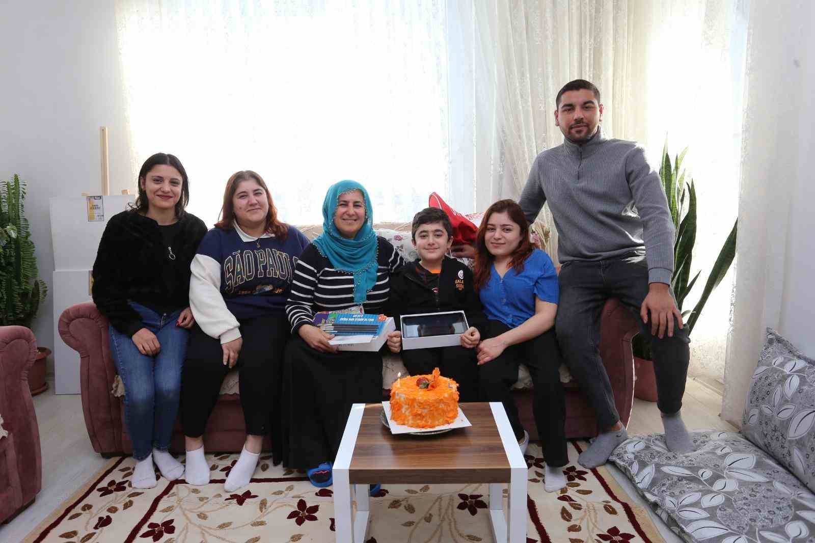 Gen&ccedil; ressamın hayalleri, Engelsiz Sanat Projesi ile renklendi
