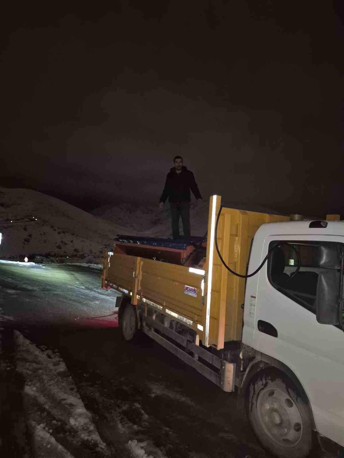 Battalgazi&rsquo;de karla m&uuml;cadele aralıksız s&uuml;r&uuml;yor
