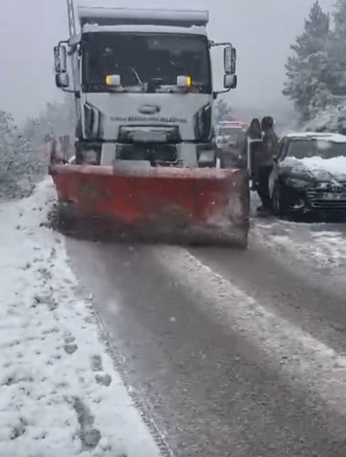 Kar y&uuml;z&uuml;nden kapanan 145 mahallenin yolu b&uuml;y&uuml;kşehir ekipleri tarafından a&ccedil;ıldı
