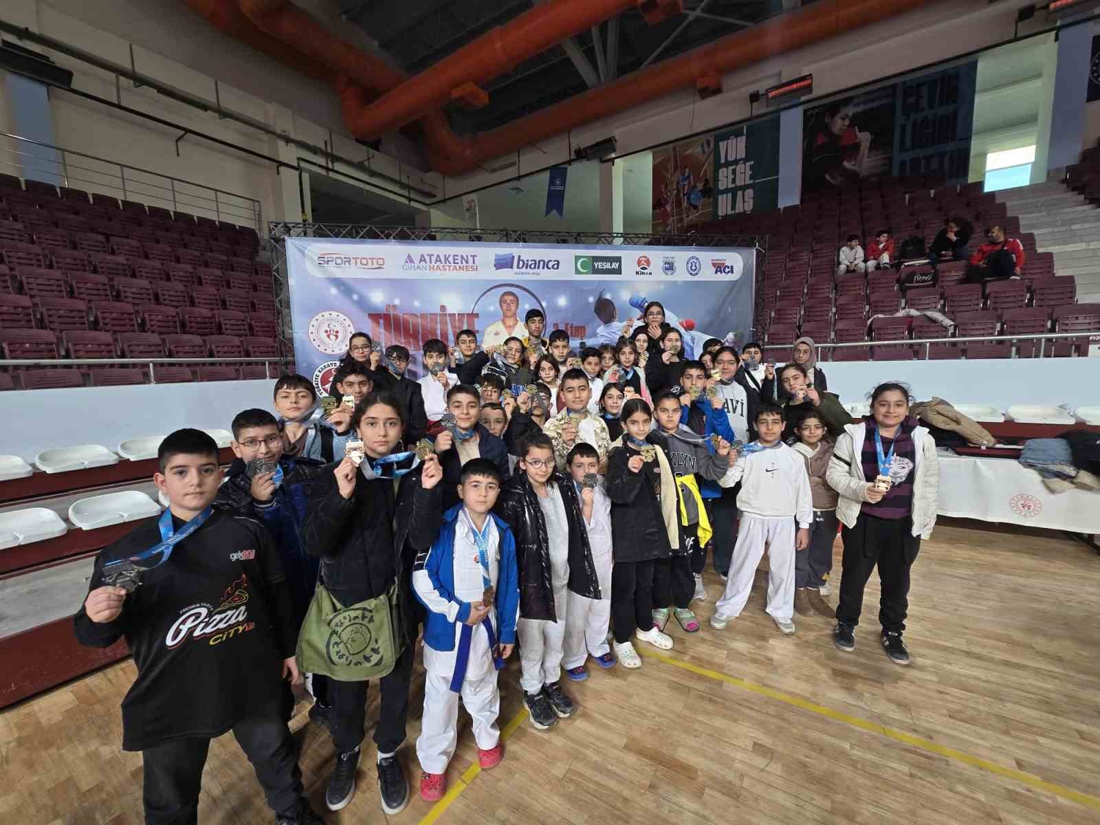 Elazığlı sporcular 45 madalya ile turnuvaya damga vurdu